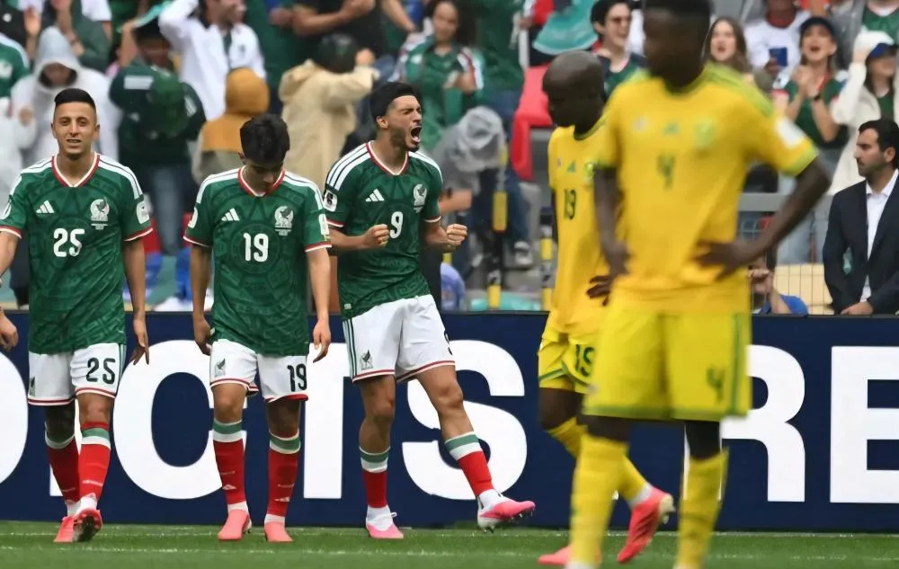  México vence África do Sul na abertura da Copa com três expulsões e atuação polêmica da arbitragem